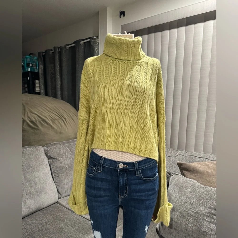 Arizona Jean Company Yellow Cropped Sweater